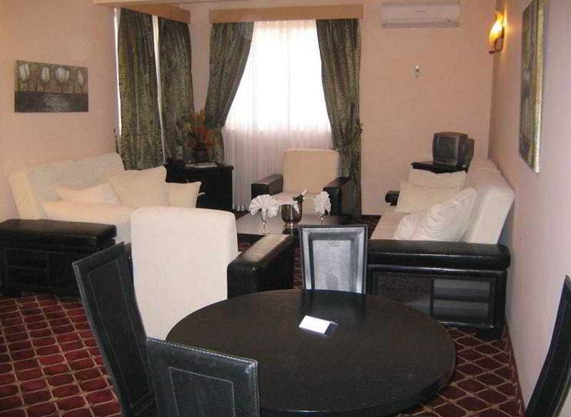 Life Hotel 키레니아 외부 사진