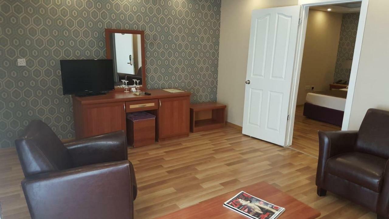 Life Hotel 키레니아 외부 사진